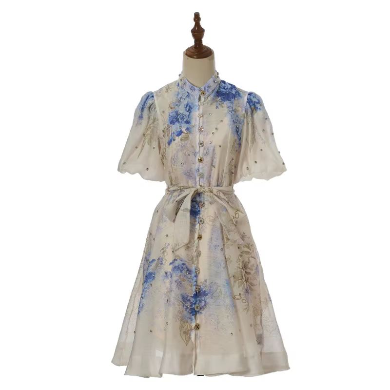 Nouvelle robe courte ultra-élégante en soie et dentelle avec ceinture et détails cloutés, style stre