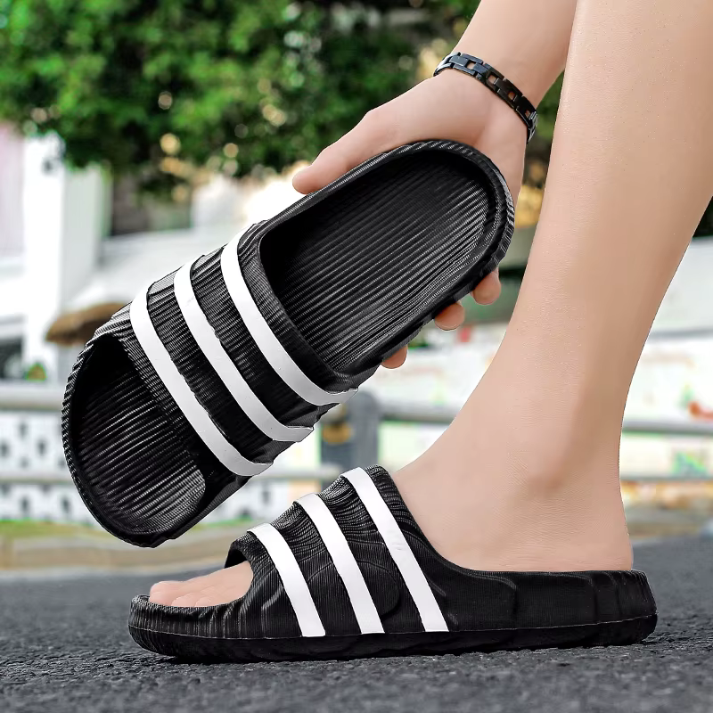 Chaussons à enfiler pour hommes, style décontracté, à quatre bandes, pour la maison et la salle de b