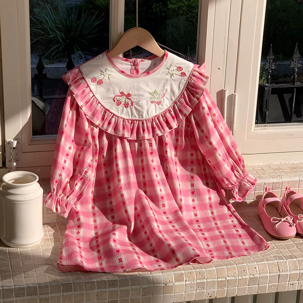 Robe Enfant Fille Broderie Fraise Printemps 2026 Col Feuille de Lotus Plaid Contraste Vêtements Enfa