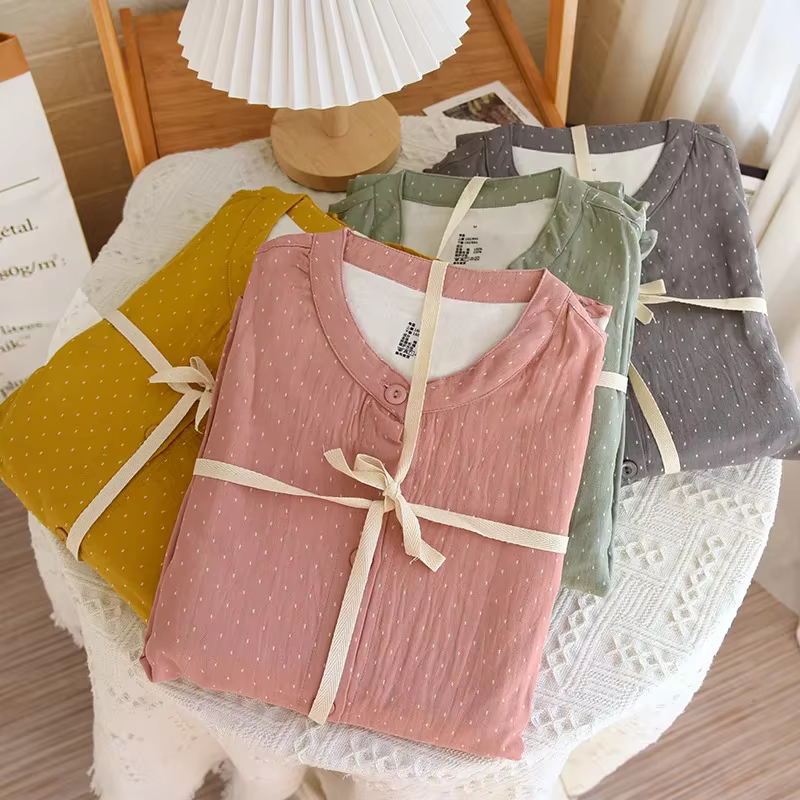 Pyjama en gaze de coton teint à pois pour femmes