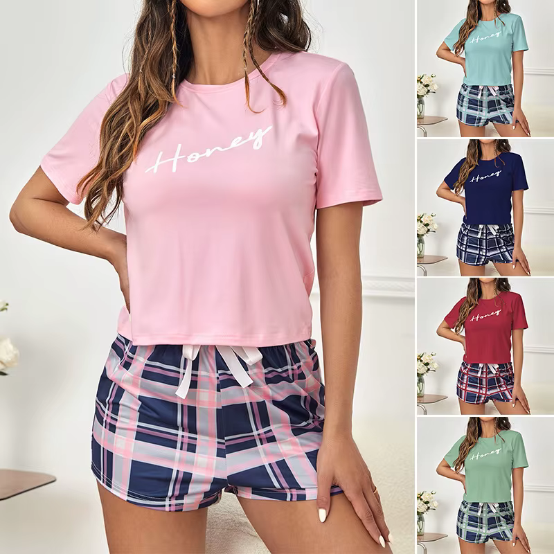 Nouvel ensemble de pyjama 2 pièces pour femme : hauts à manches courtes imprimés et shorts à carreaux avec cordon de serrage – Tenue décontractée et confortable