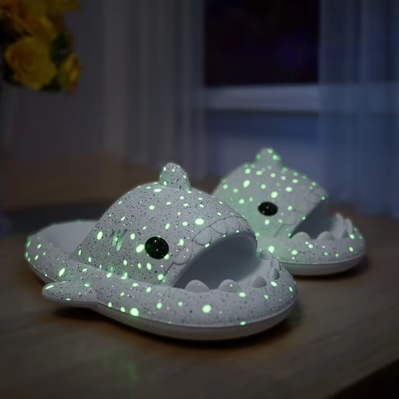 Pantoufles de requin lumineuses pour couples