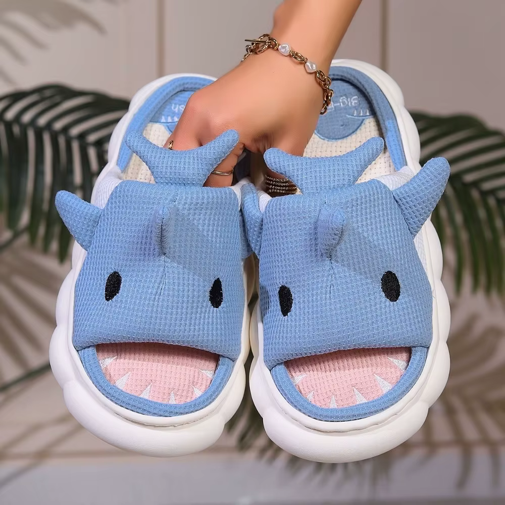 Pantoufles de requin nuageux en peluche