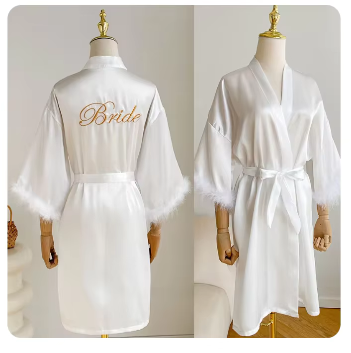 Peignoir en satin blanc avec plumes pour femme