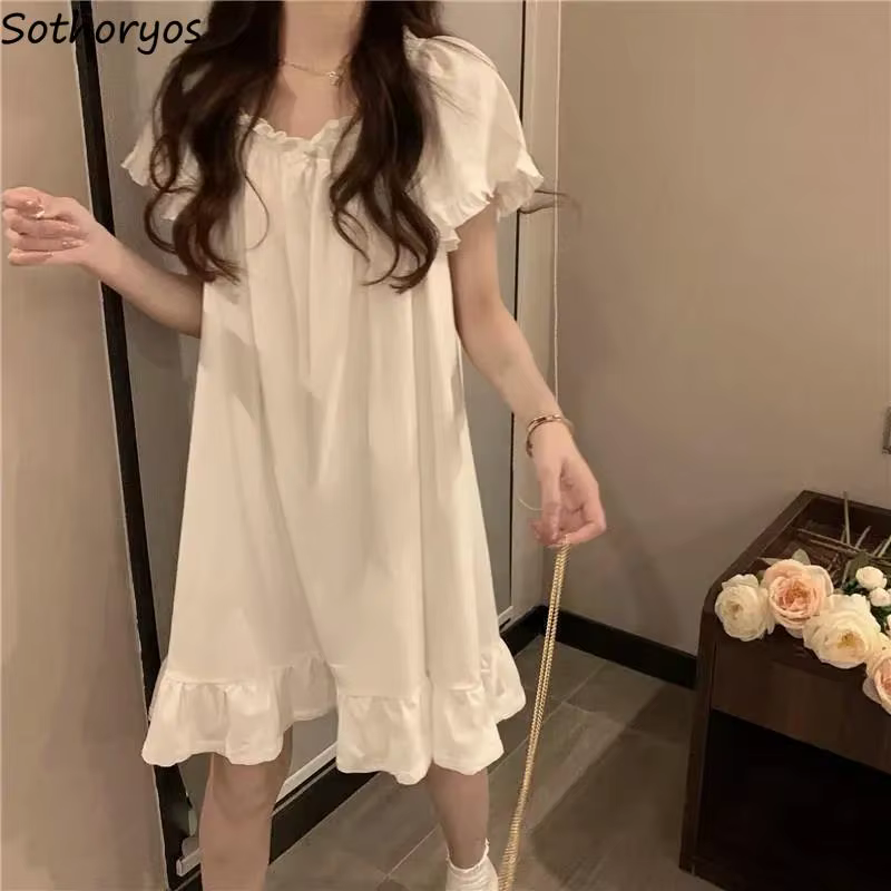 Chemise de nuit blanche à manches courtes pour femmes