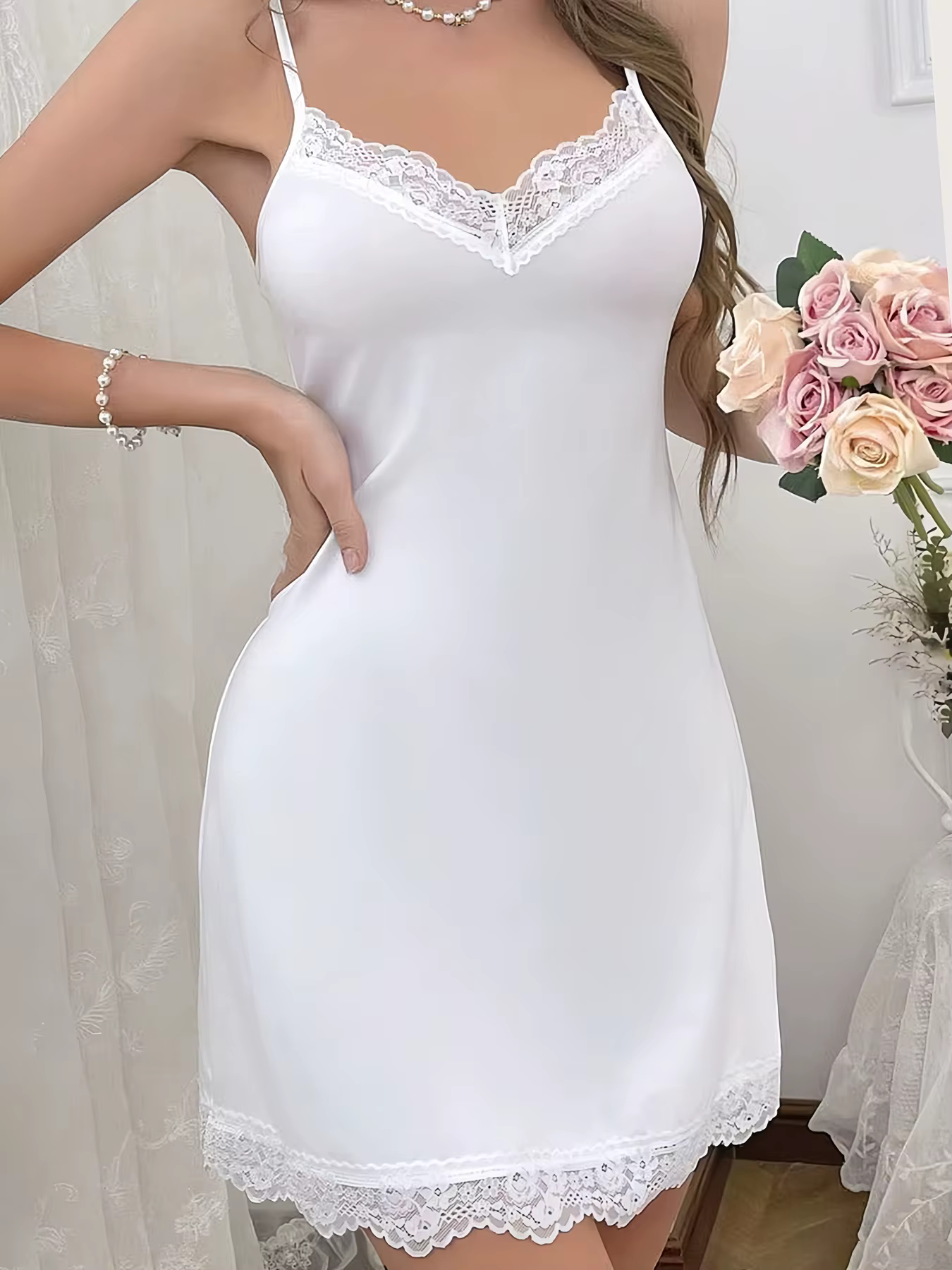 Une pièce de pyjama pour femme. C'est un pyjama camisole à la mode