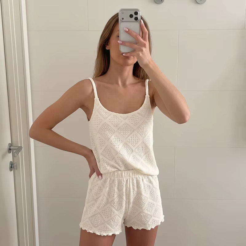 Ensemble pyjama tricoté et crocheté 2026 pour femme – Haut à fines bretelles ajouré et short – Tenue d'été légère pour la maison et le repos