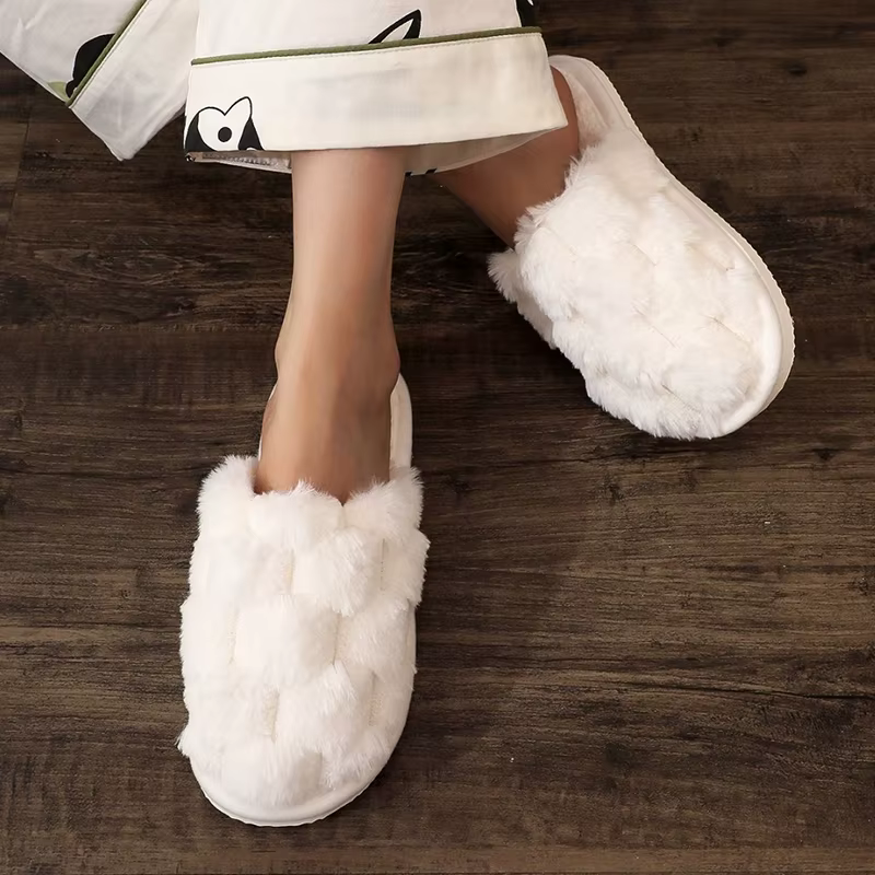 Pantoufles d'intérieur blanches moelleuses pour femmes