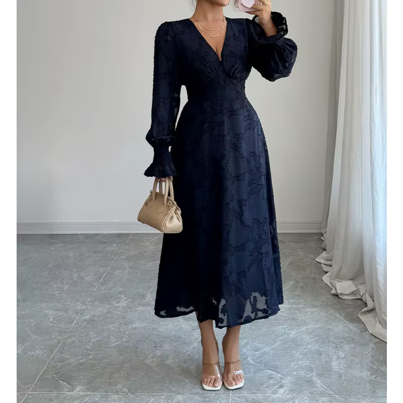 Robe à manches longues en dentelle en V profond